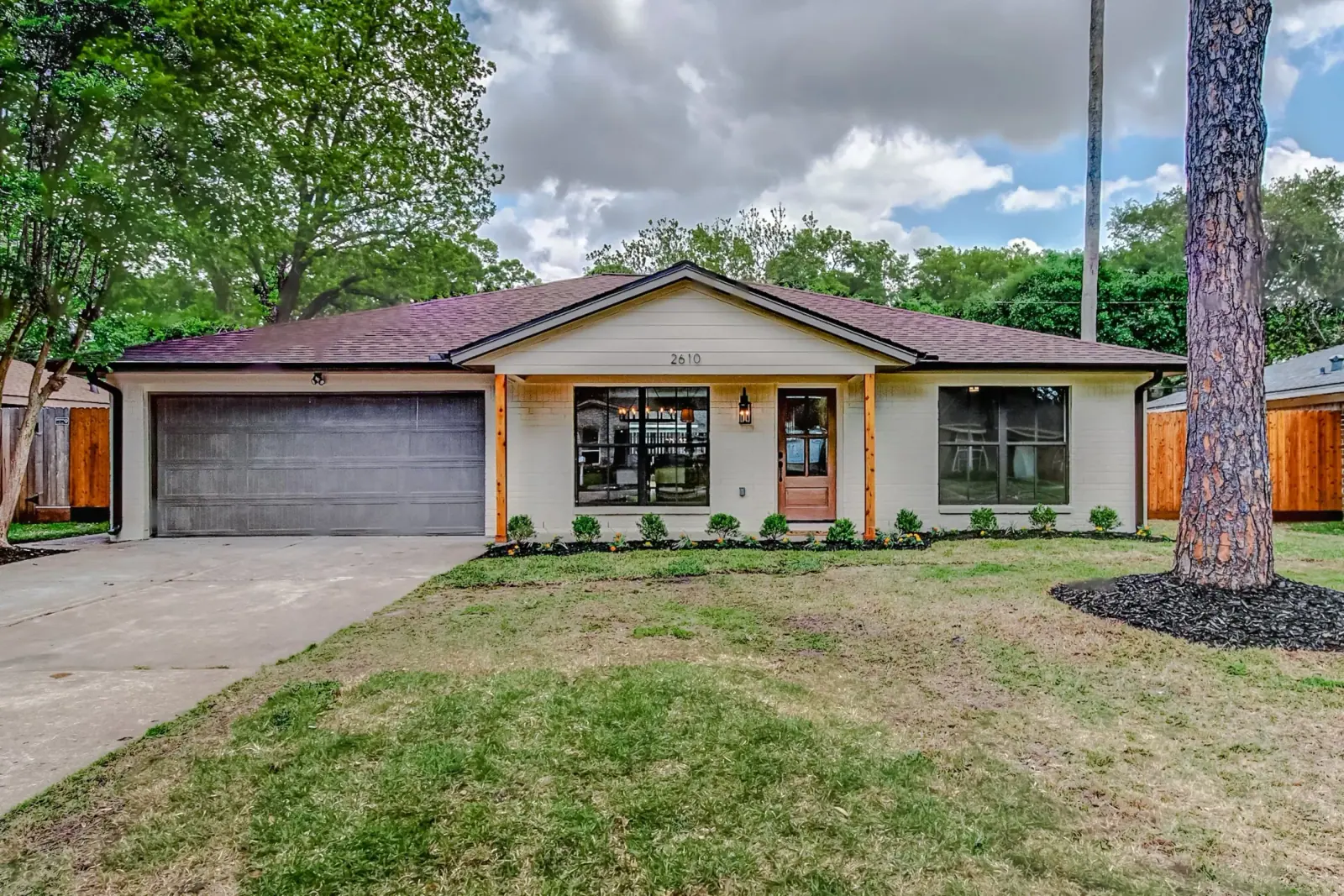 2610 Pine Village, photograph 2