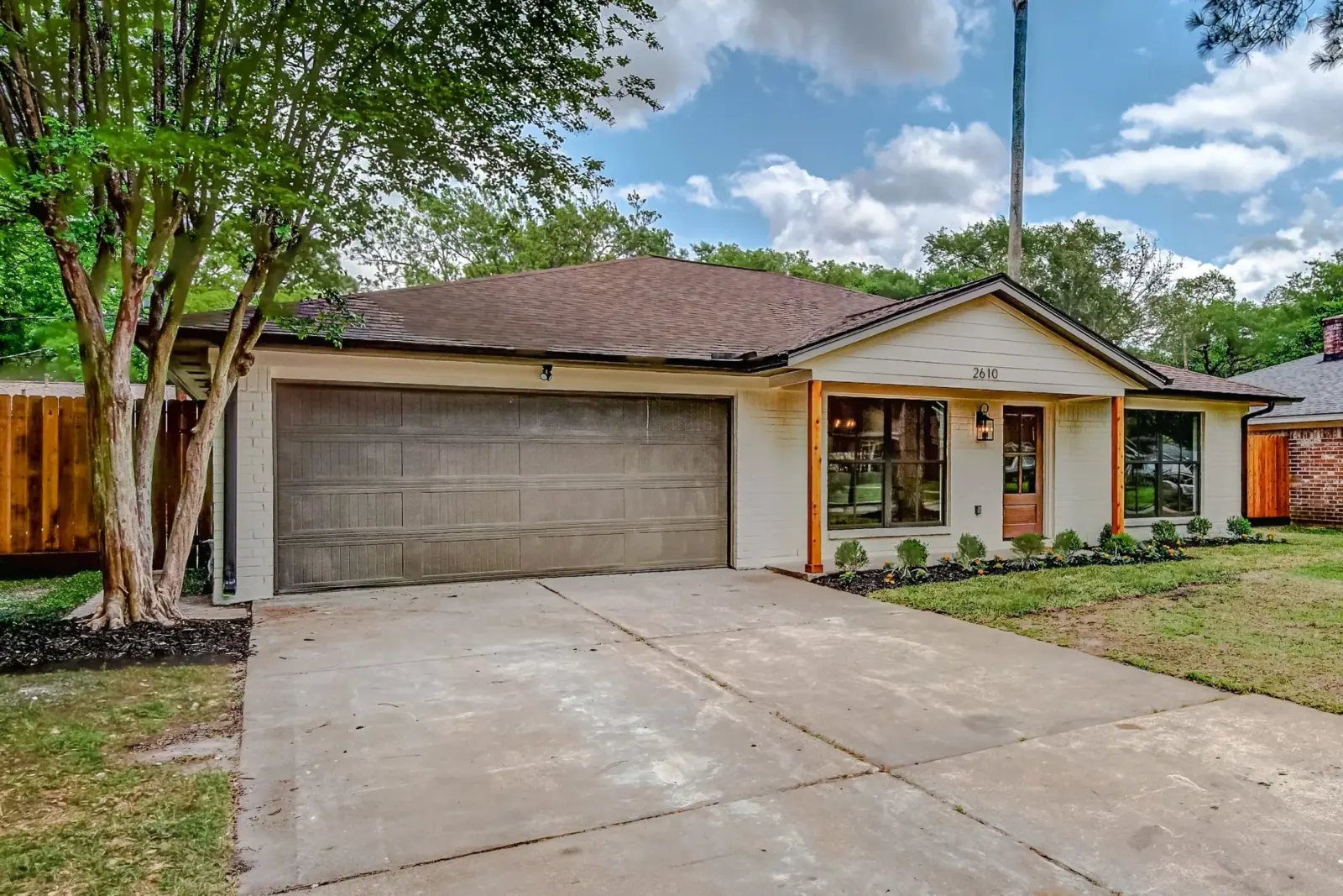 2610 Pine Village, photograph 3