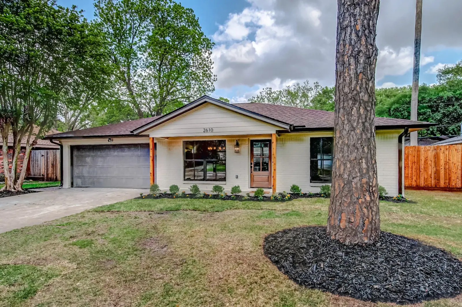 2610 Pine Village, photograph 7