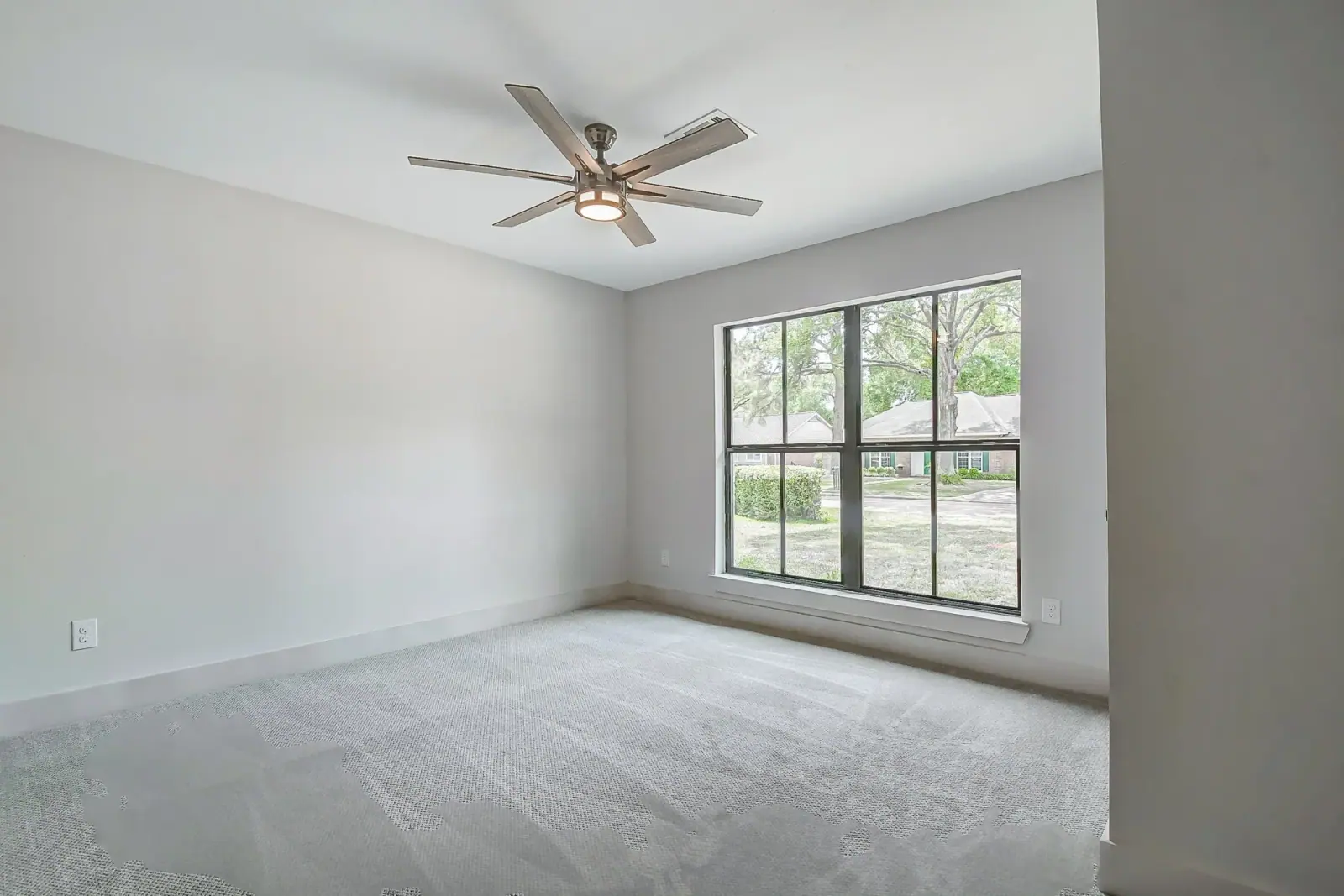 2610 Pine Village, photograph 24