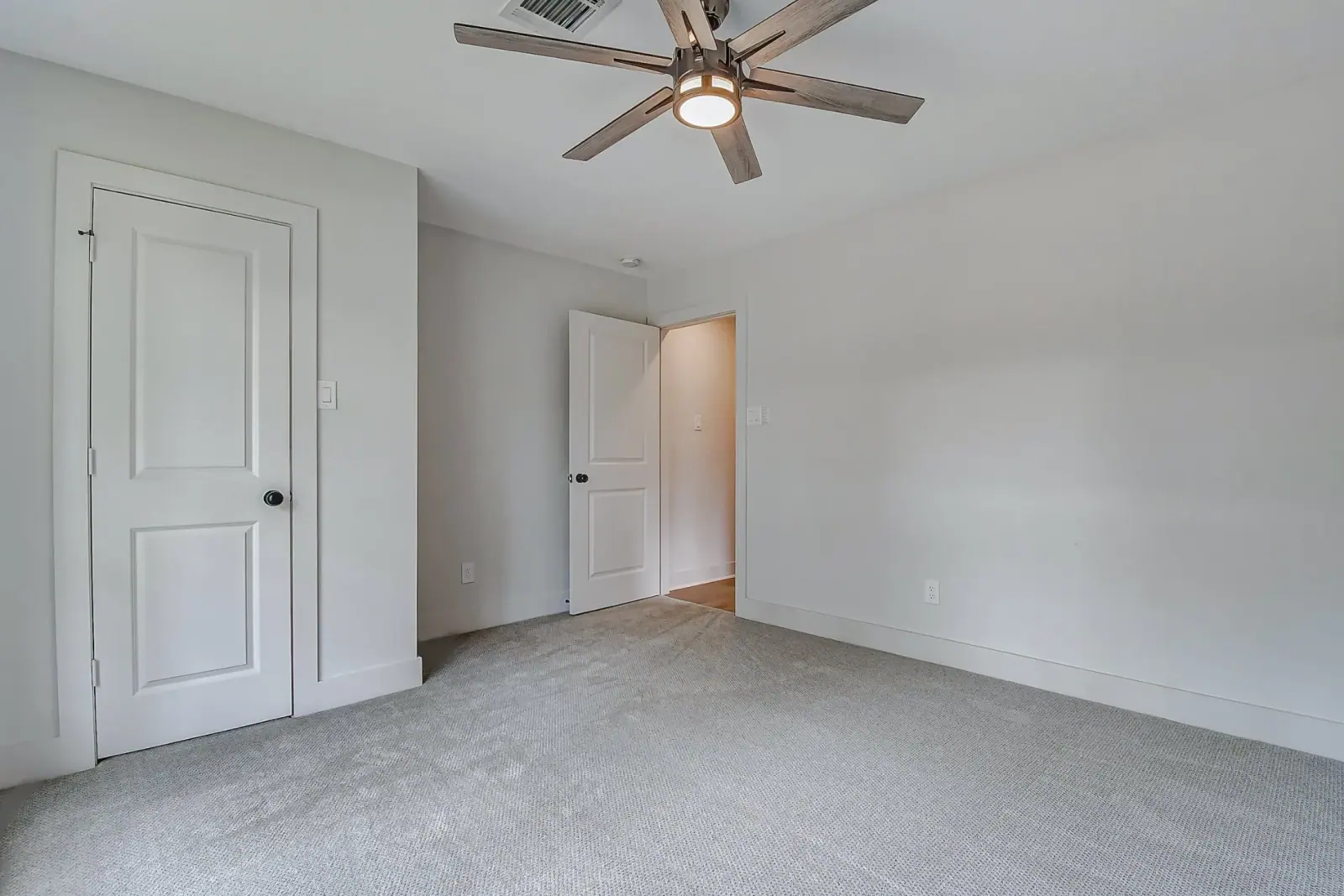 2610 Pine Village, photograph 25