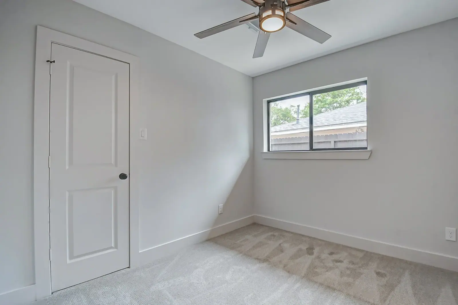 2610 Pine Village, photograph 26