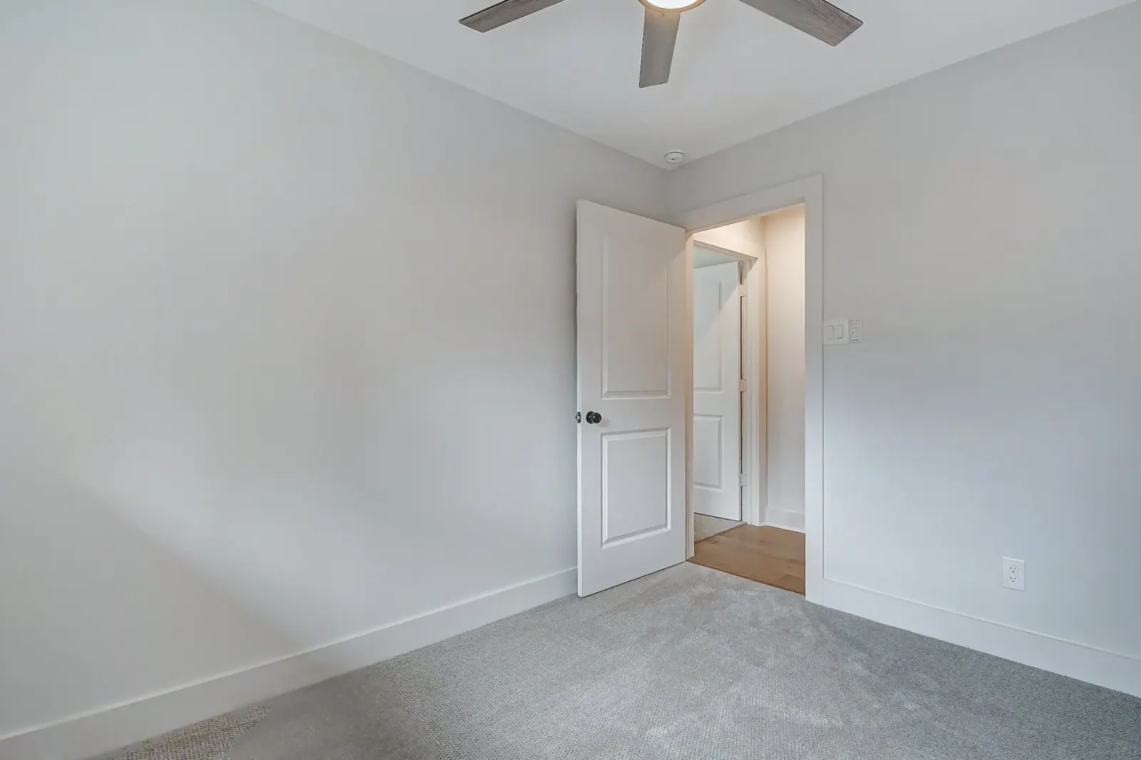 2610 Pine Village, photograph 27