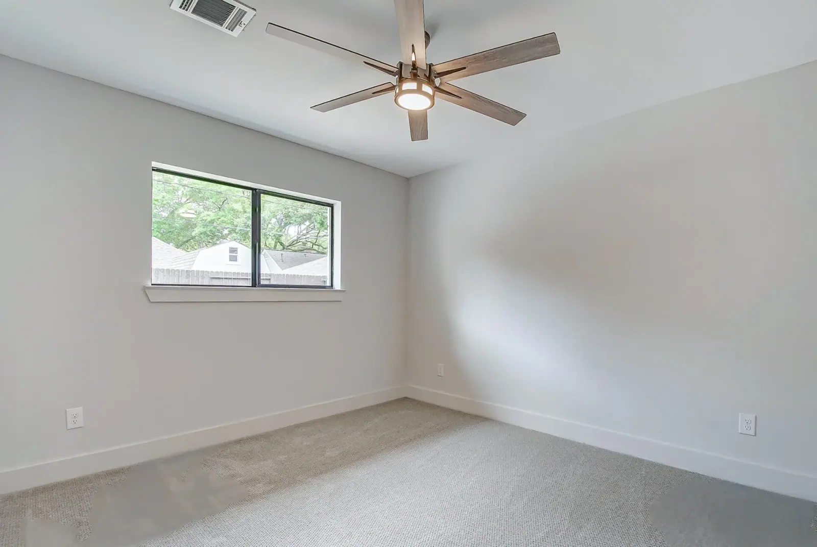 2610 Pine Village, photograph 31