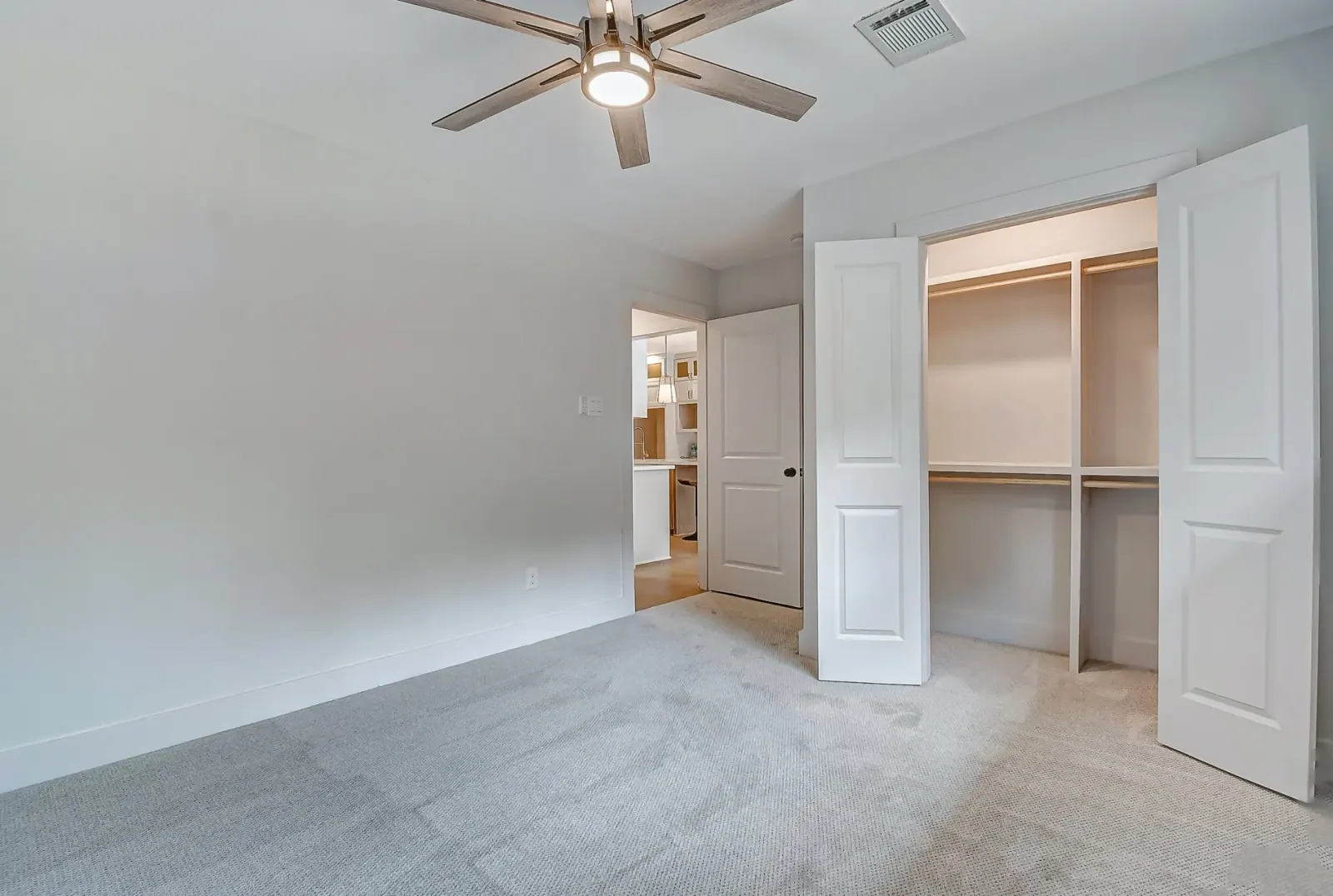 2610 Pine Village, photograph 32