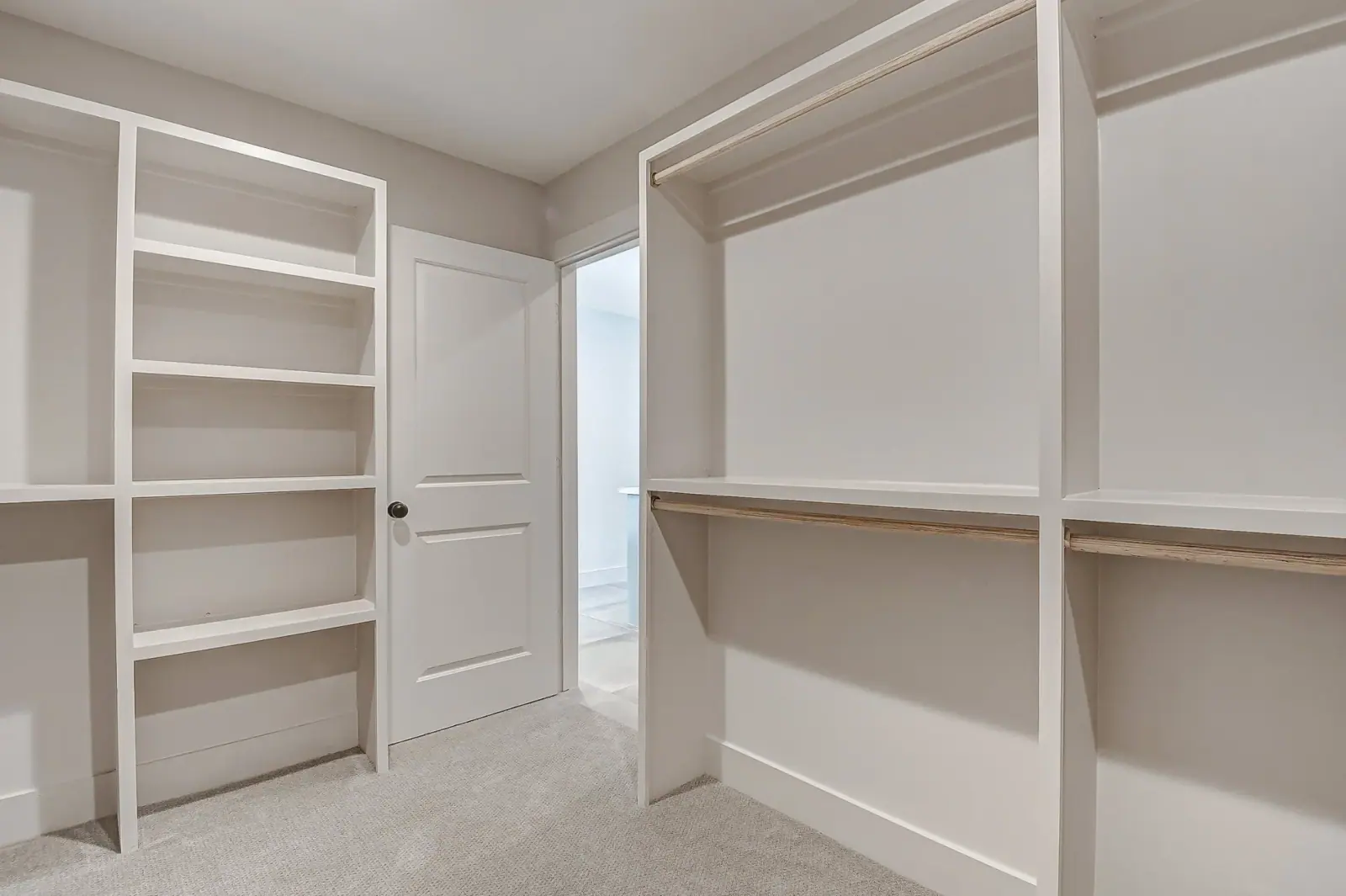 2610 Pine Village, photograph 40