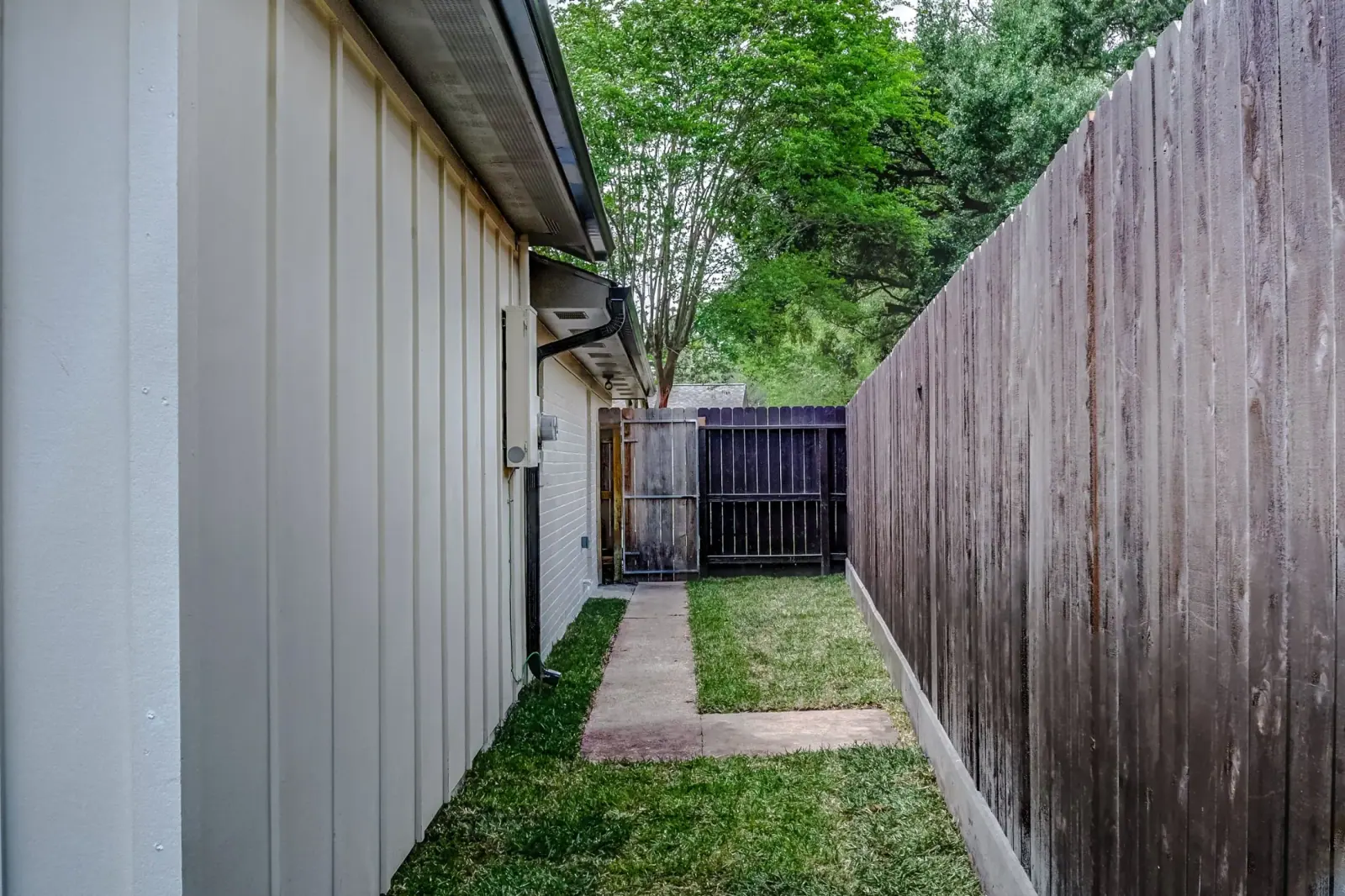 2610 Pine Village, photograph 48