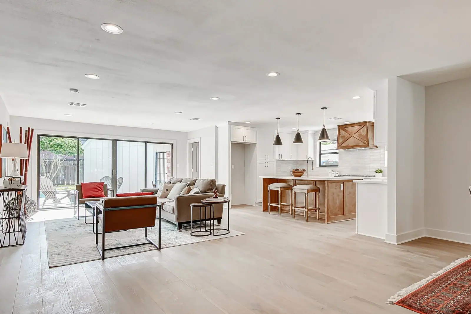 2911 Stetson, photograph 4