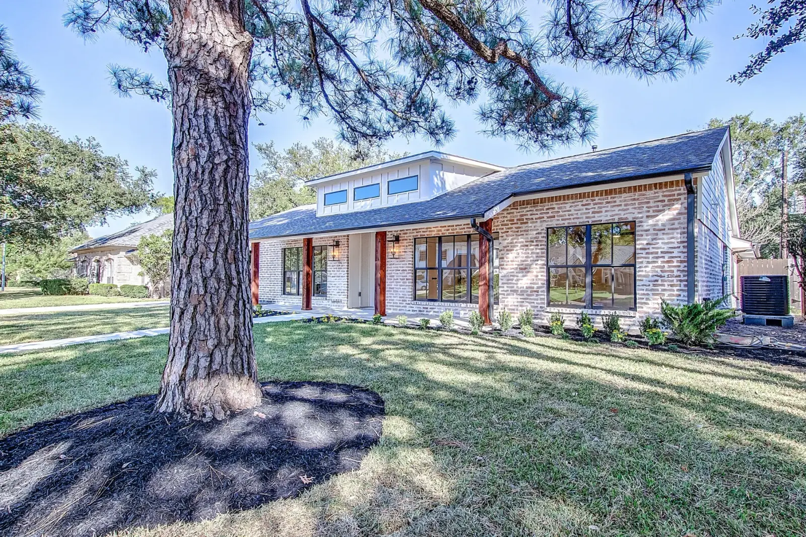 2926 Fontana, photograph 3