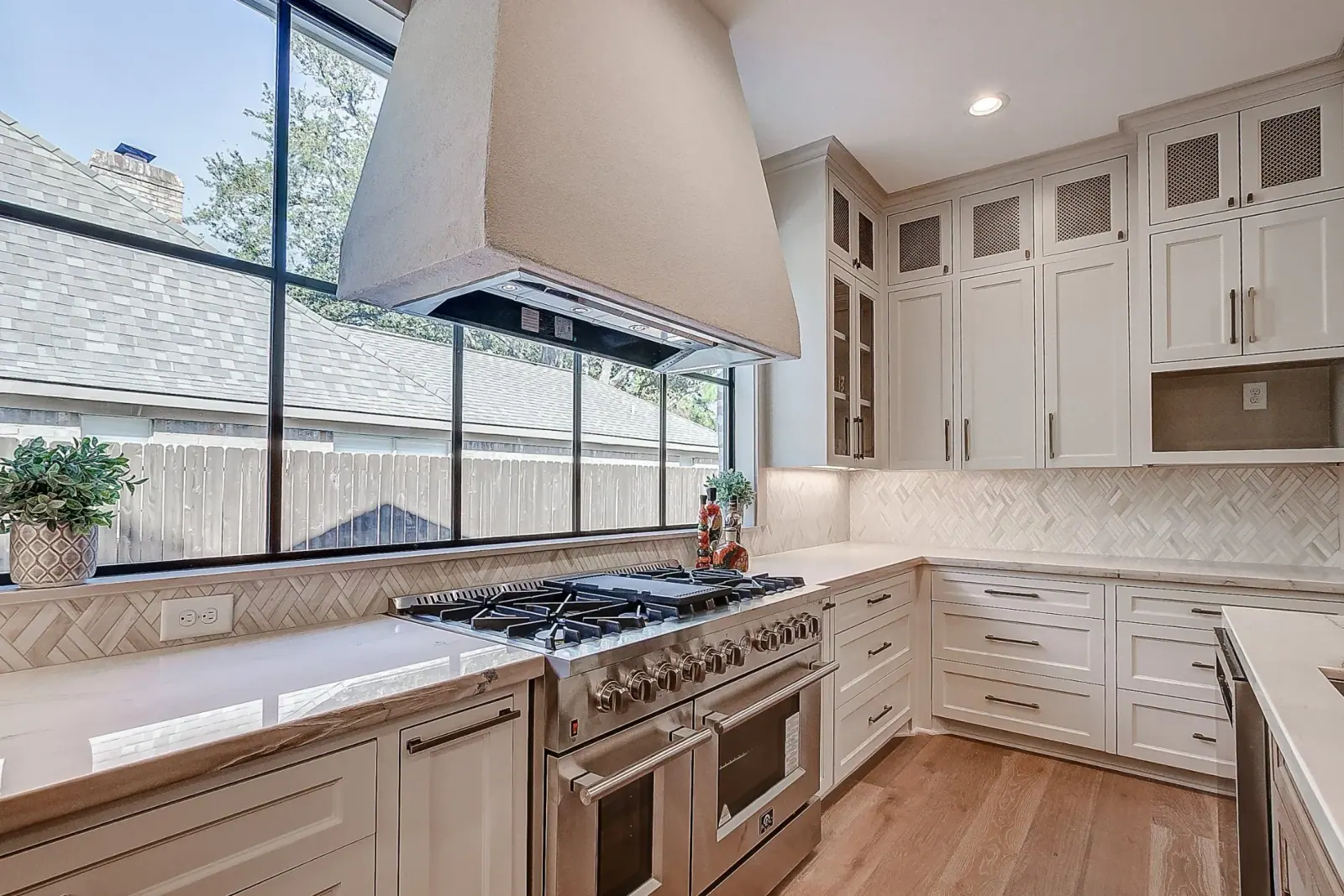 2926 Fontana, photograph 16