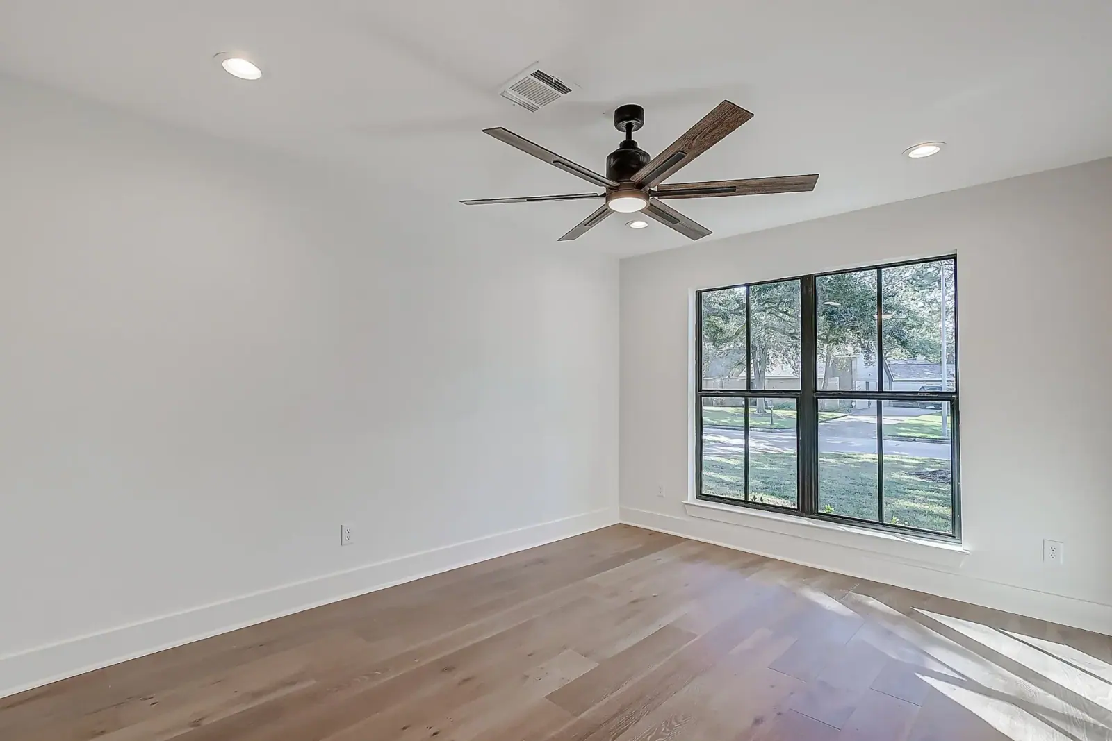 2926 Fontana, photograph 40