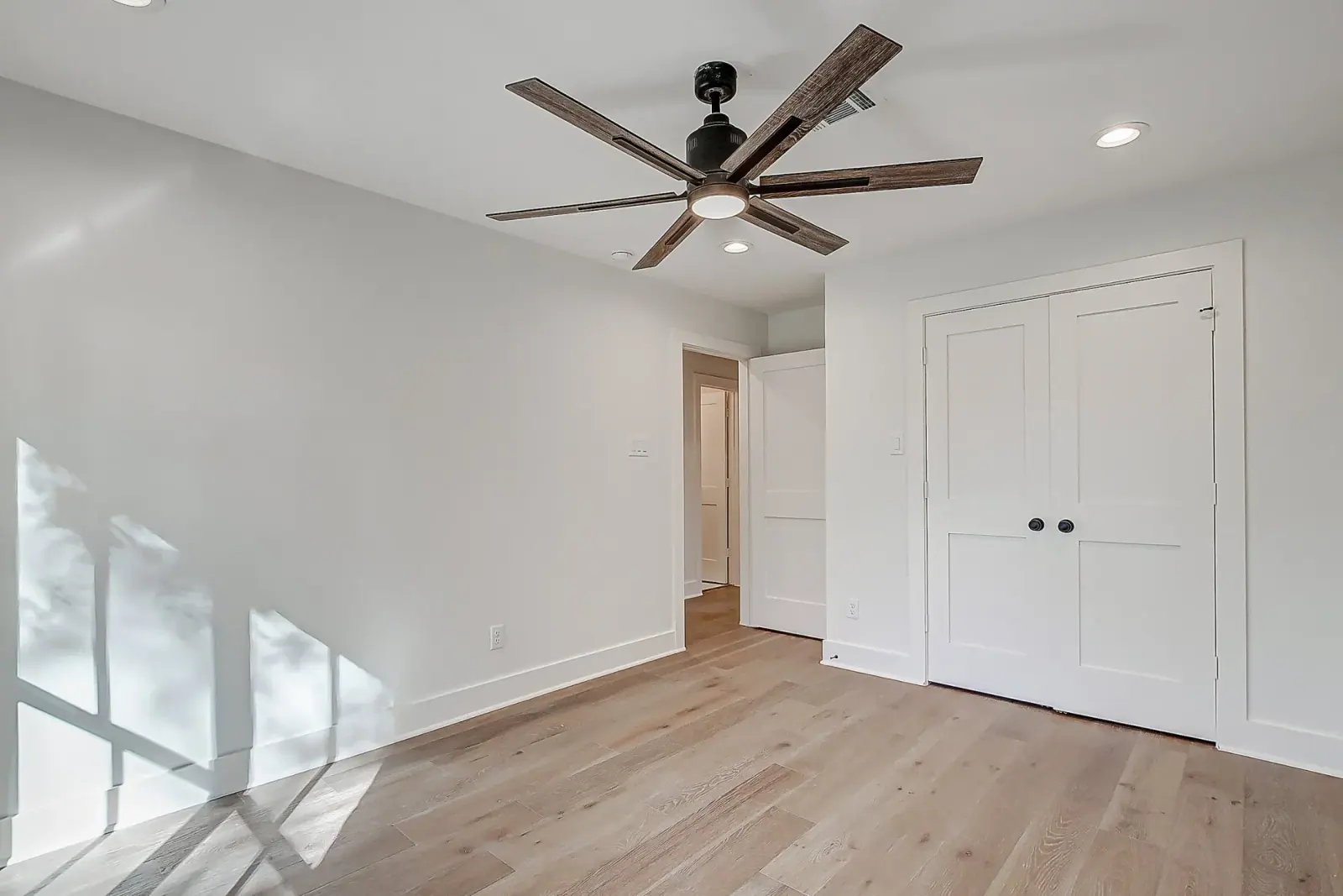 2926 Fontana, photograph 41