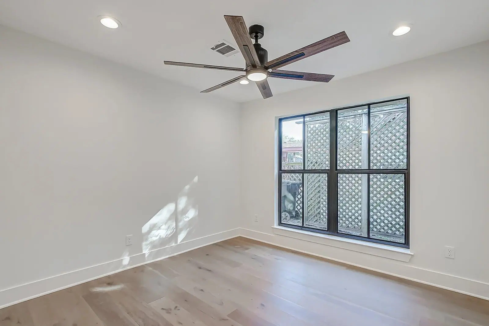 2926 Fontana, photograph 42