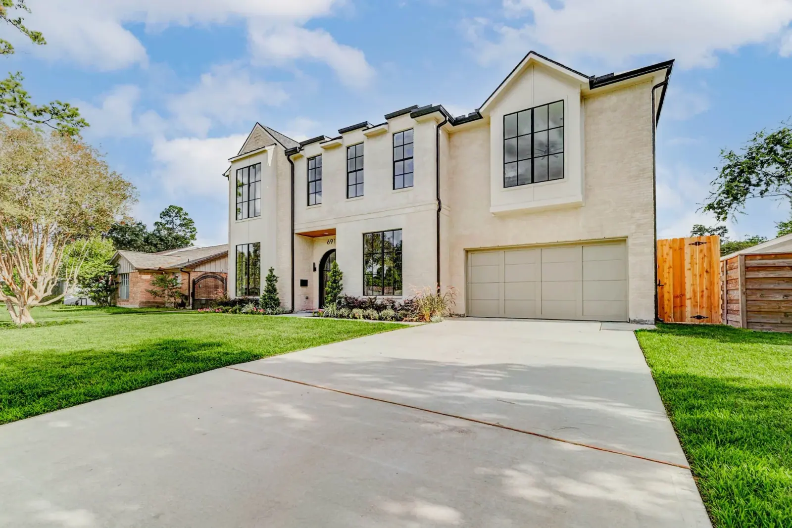 6911 Hartland, photograph 3
