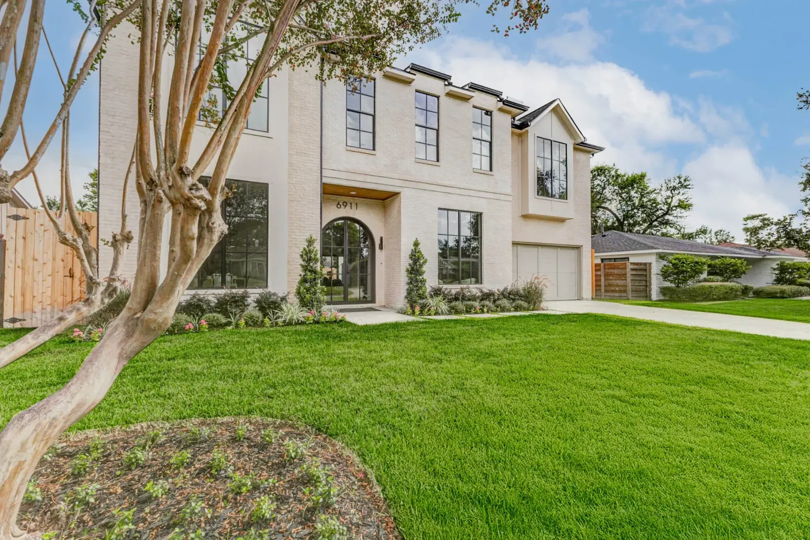 6911 Hartland, photograph 4