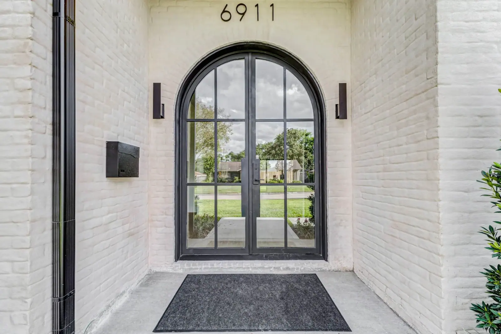6911 Hartland, photograph 5