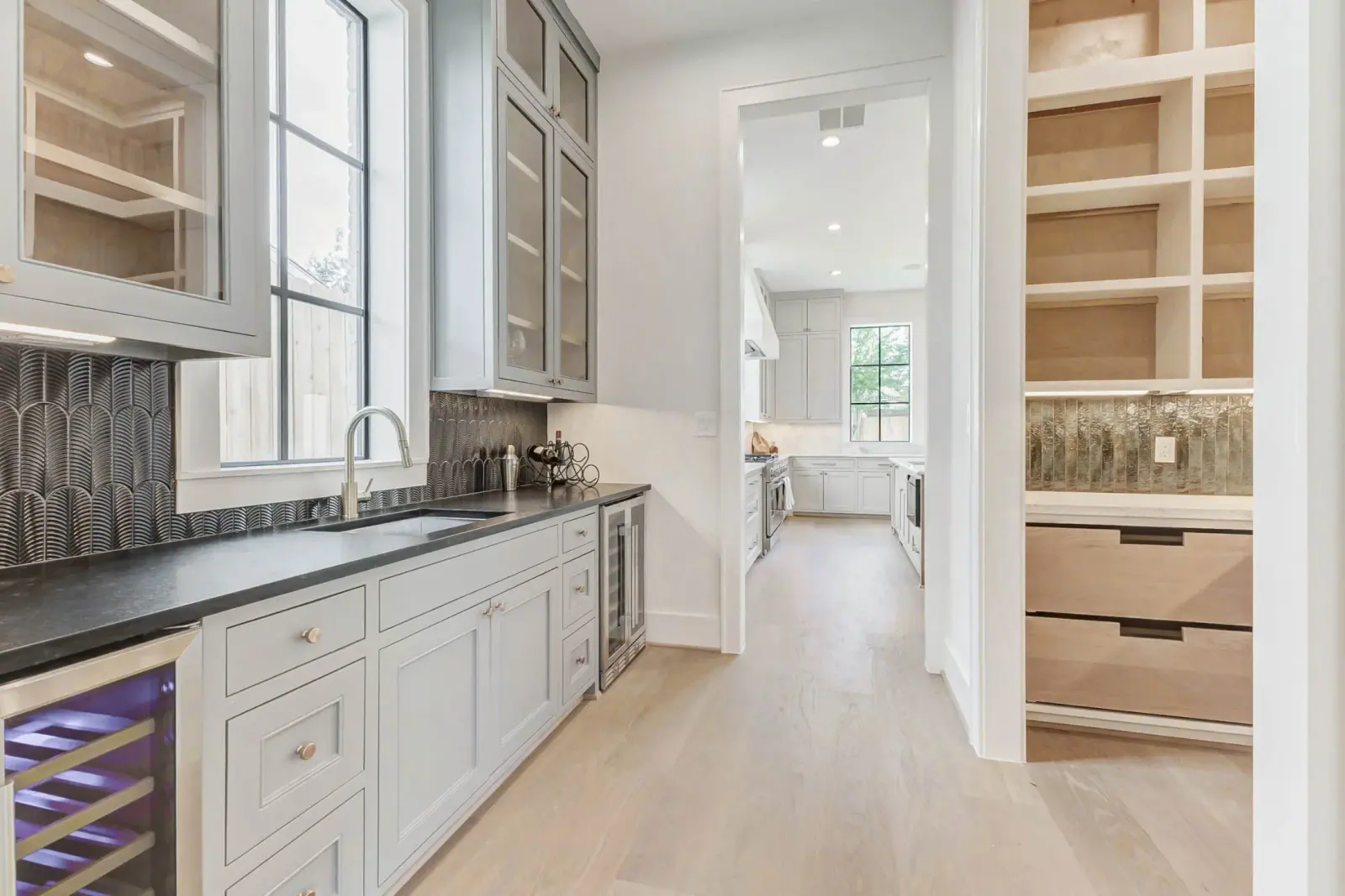 6911 Hartland, photograph 12