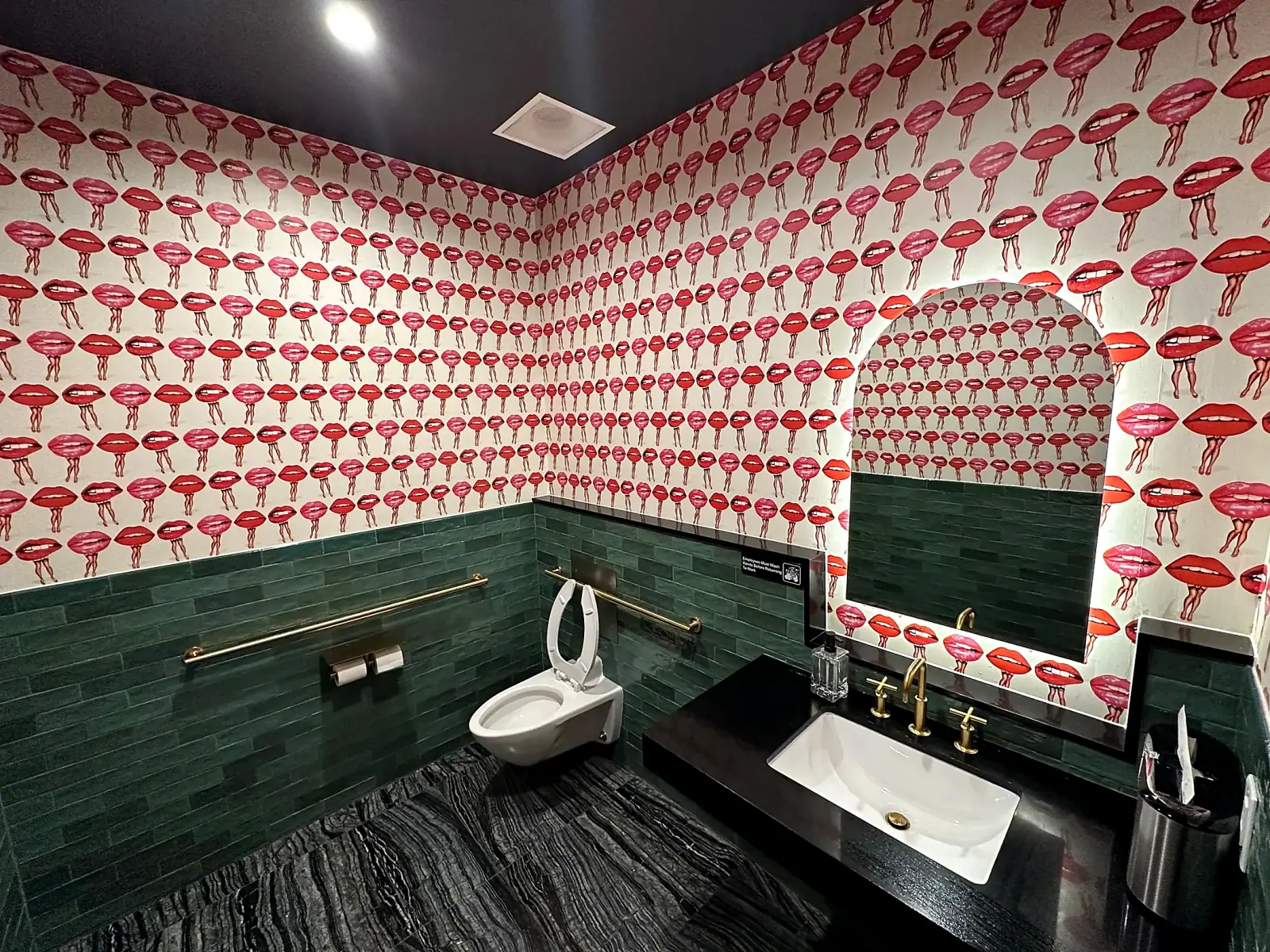 Fiora's Wine Bar, photograph 25